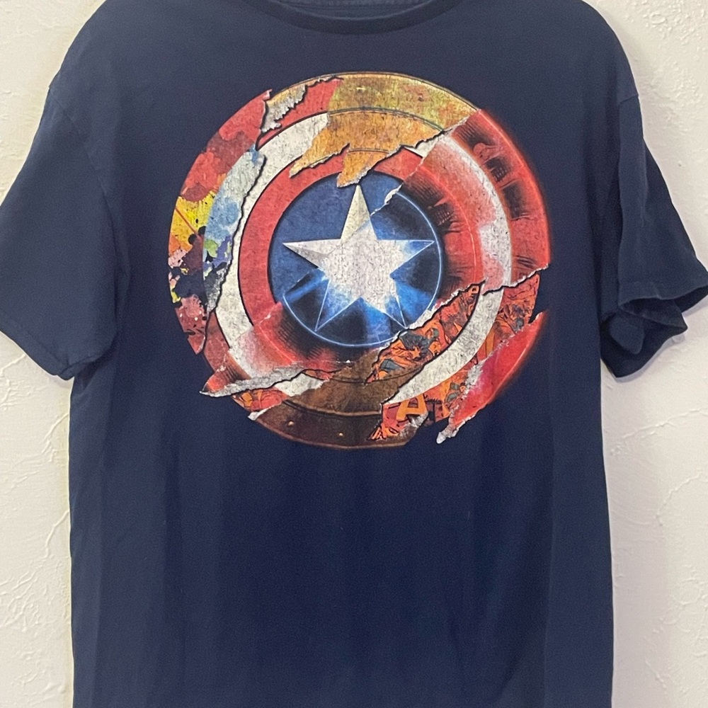 Marvel Captain America distressed shield graphic t-shirt (size Large)